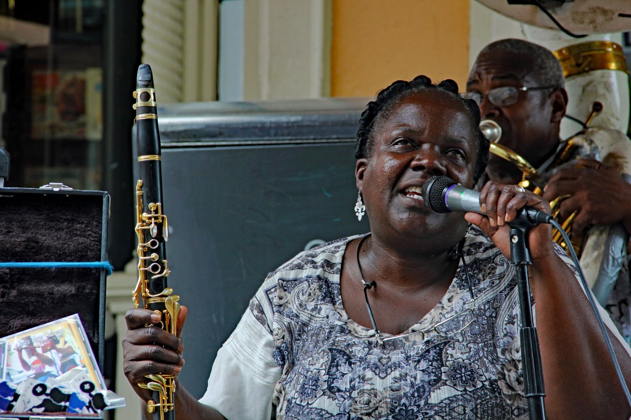 Clarinet woman singing